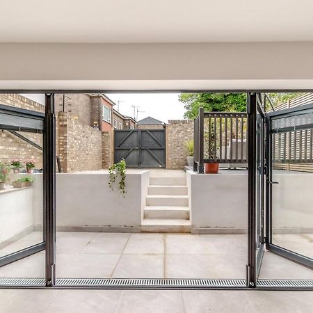 Апартаменты Modern Garden Flat With Private Parking Лондон Экстерьер фото