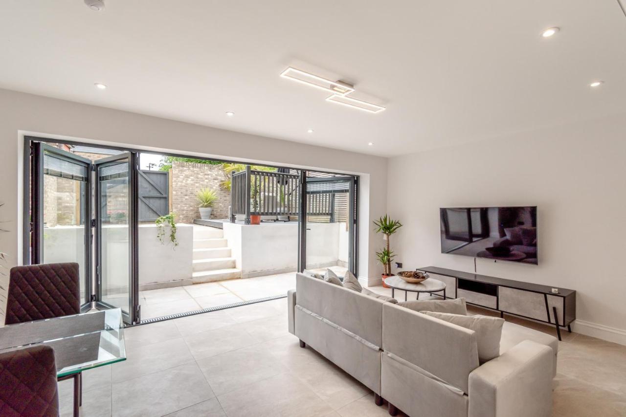 Апартаменты Modern Garden Flat With Private Parking Лондон Экстерьер фото