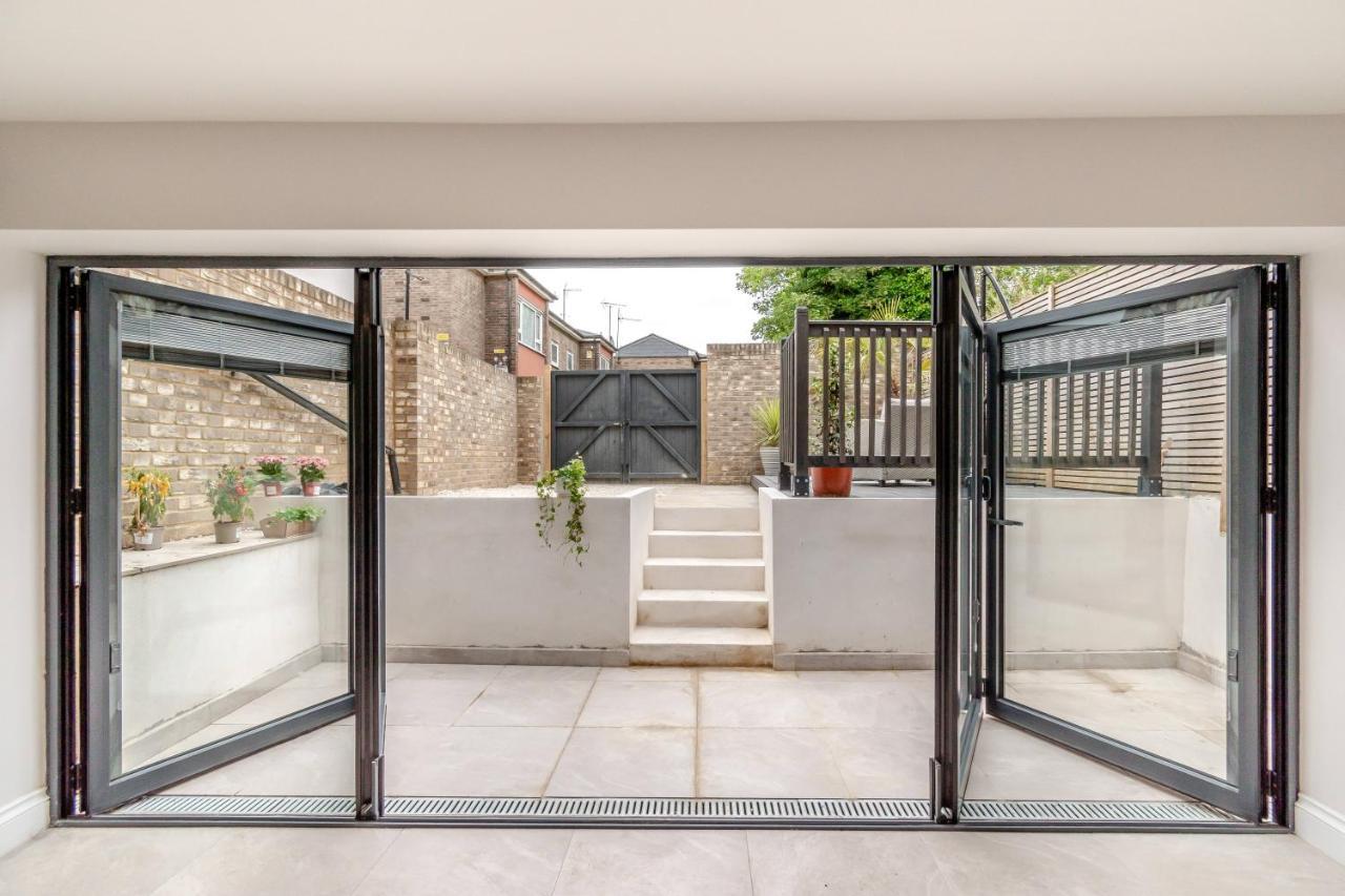 Апартаменты Modern Garden Flat With Private Parking Лондон Экстерьер фото